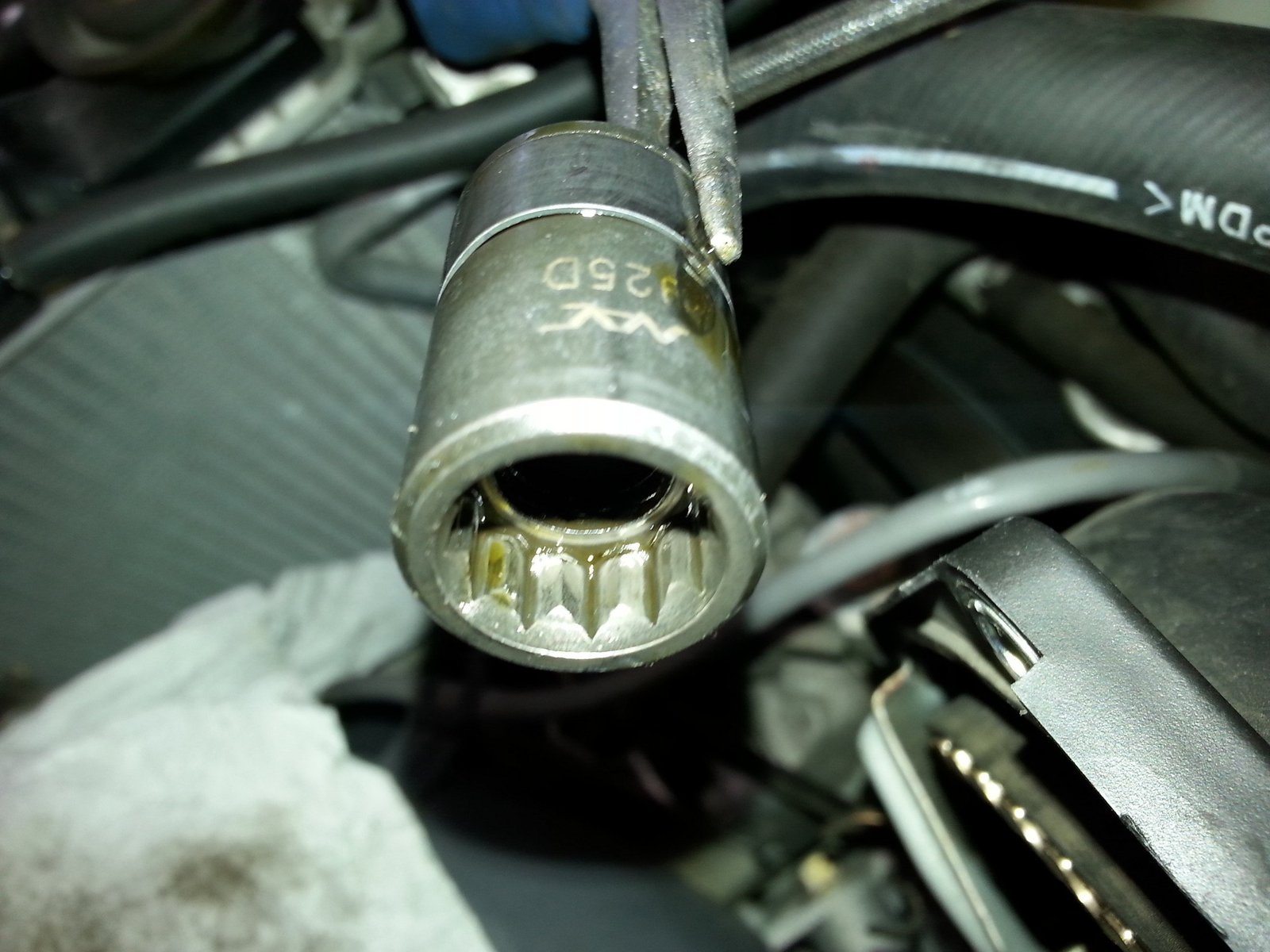Владелец Lancer Evolution нашел в двигателе забытый заводом инструмент.