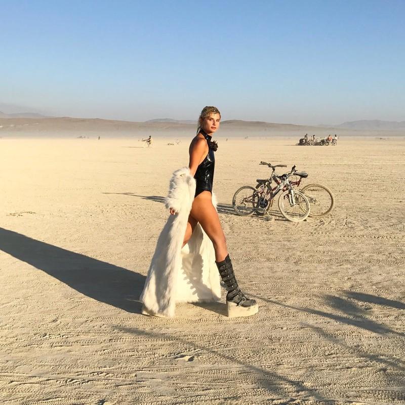 Самые красивые участницы фестиваля Burning Man