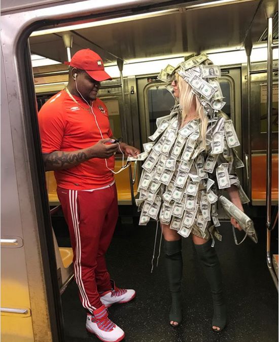 Модель Playboy спустилась в метро в платье из денежных купюр