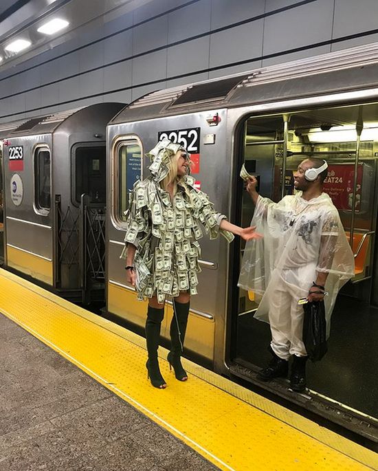 Модель Playboy спустилась в метро в платье из денежных купюр