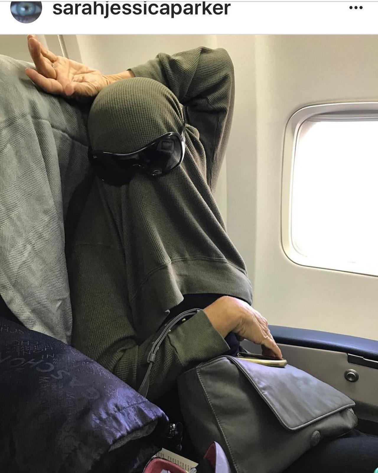 Бывшая стюардесса показывает странные и неловкие поступки авиапассажиров