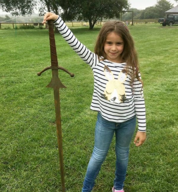 Девочка нашла меч в озере из легенды о короле Артуре 