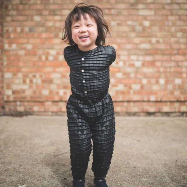 Британский дизайнер разработал одежду, которая «растет» вместе с ребенком 