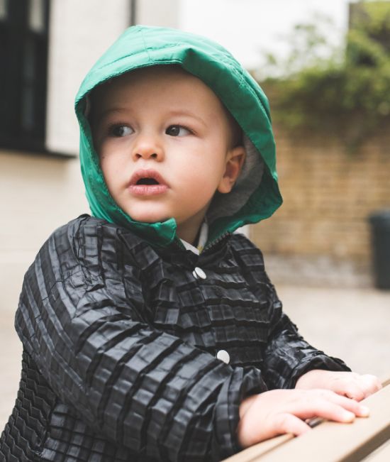 Британский дизайнер разработал одежду, которая «растет» вместе с ребенком 