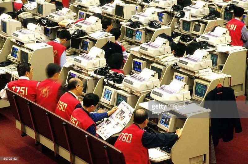 Операционный зал гонконгской фондовой биржи; 1997-й год