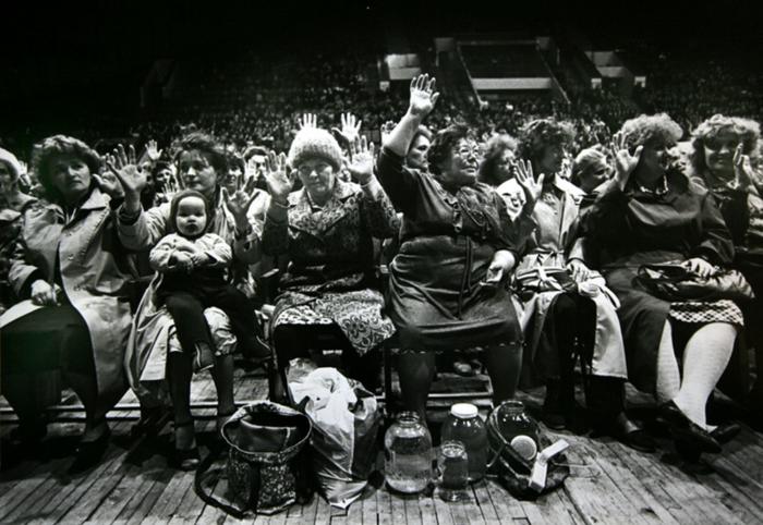 Публика на выступлении Алана Чумака, 1990–е годы, Россия