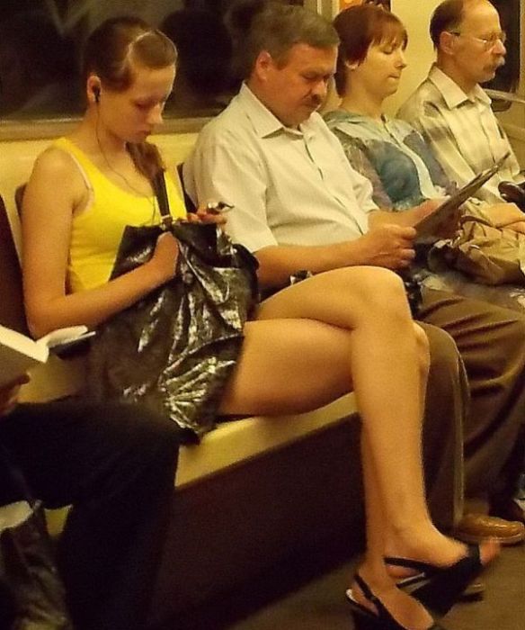 Милые девушки в метро