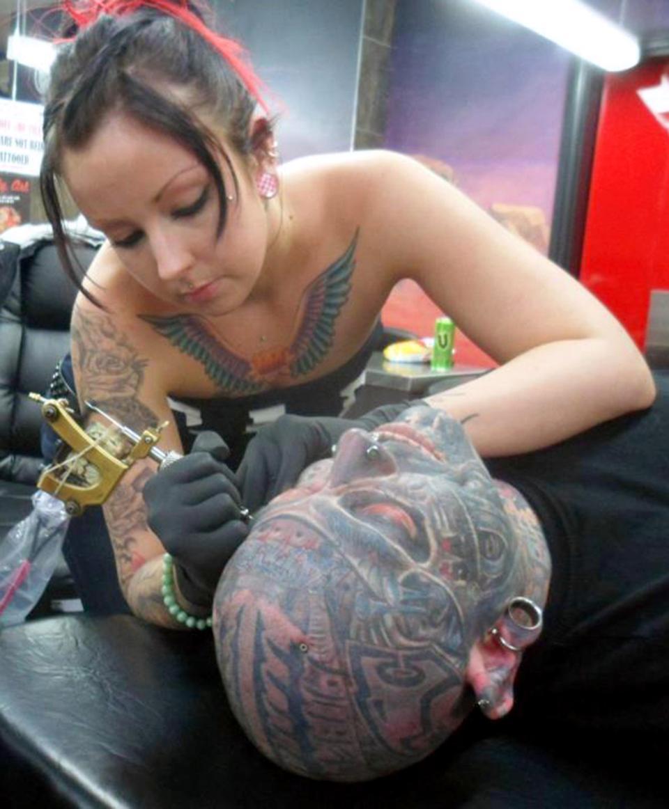 Бывший офисный работник покрыл 90% тела татуировками