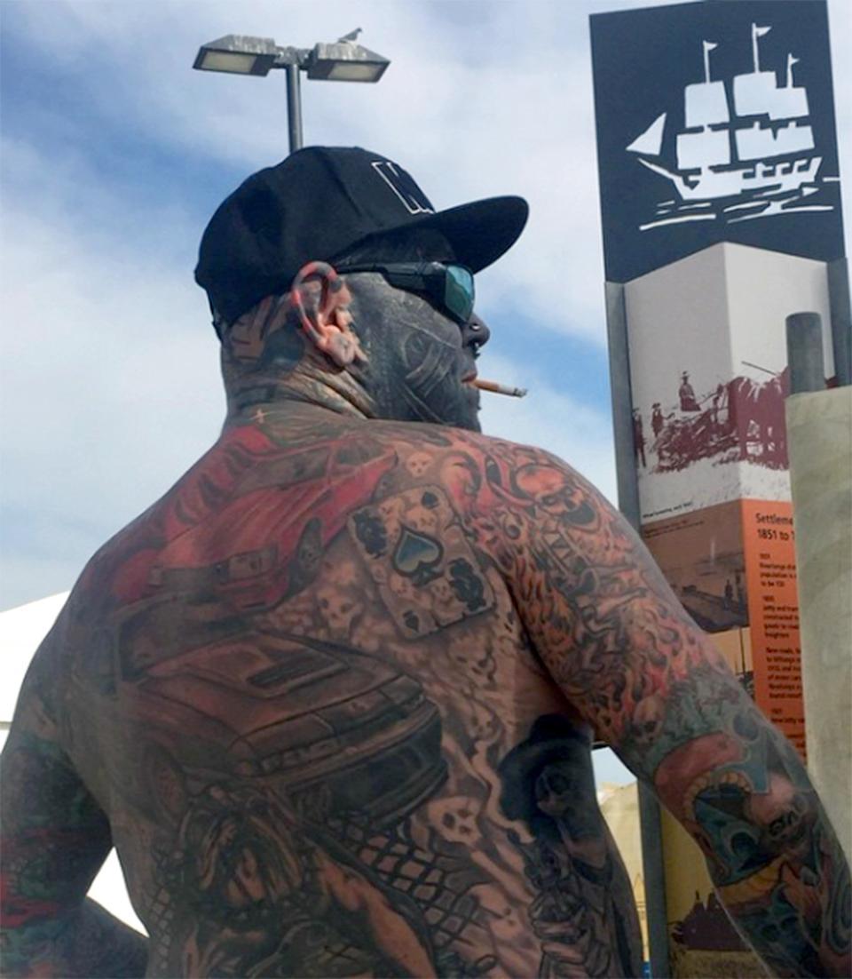 Бывший офисный работник покрыл 90% тела татуировками