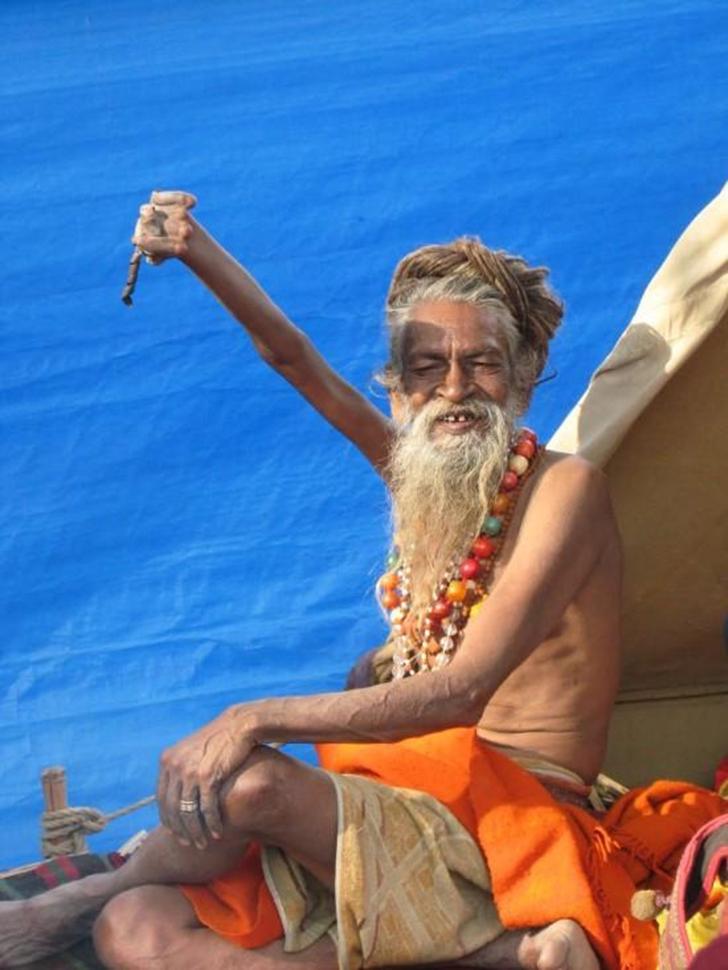 Индийский святой не опускает правую руку с 1973 года