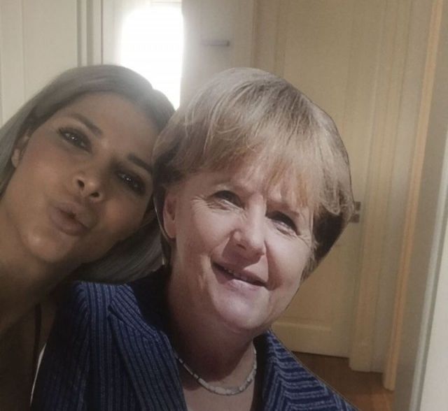 Микаела Шефер в откровенной фотосессии с Ангелой Меркель 