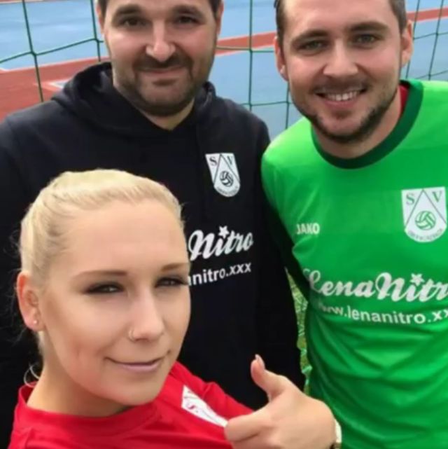 Немецкая порноактриса Лена Нитро стала титульным спонсором футбольного клуба «Обервюрцбах»