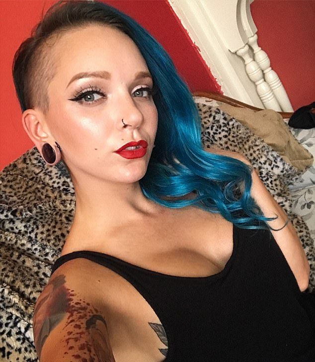 Девушка с удаленными молочными железами обзавелась татуировкой на груди