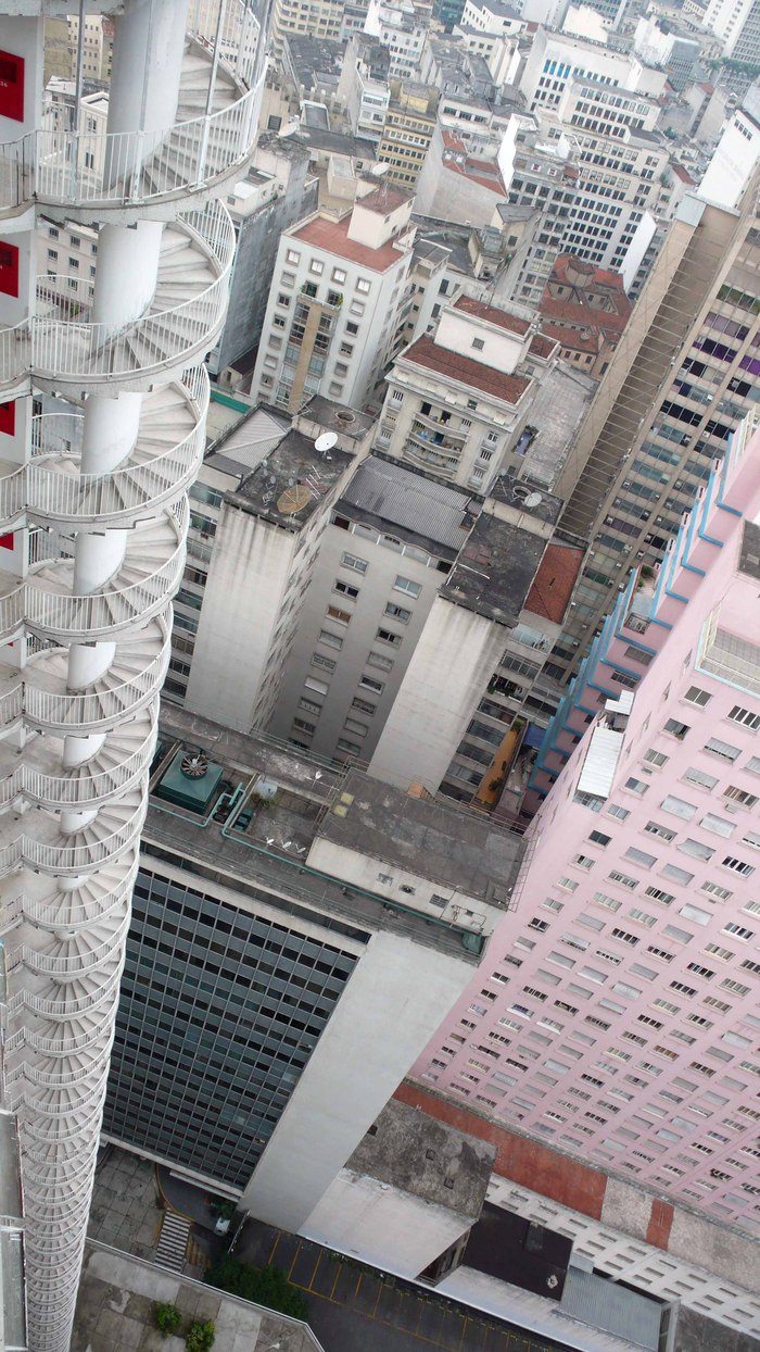 В Бразилии есть 40-этажной жилой дом с винтовыми лестницами, прикрепленными снаружи, как пожарные выходы