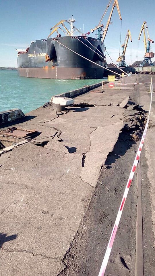 В порту под Одессой судно врезалось в причал