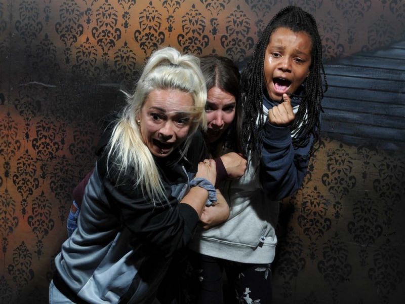 Фото испуганных людей из комнаты страха