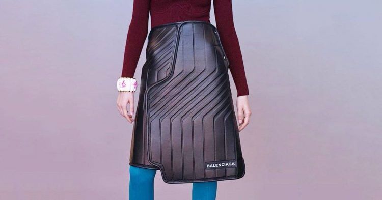 Женская резиновая юбка из автомобильных ковриков от бренда Balenciaga