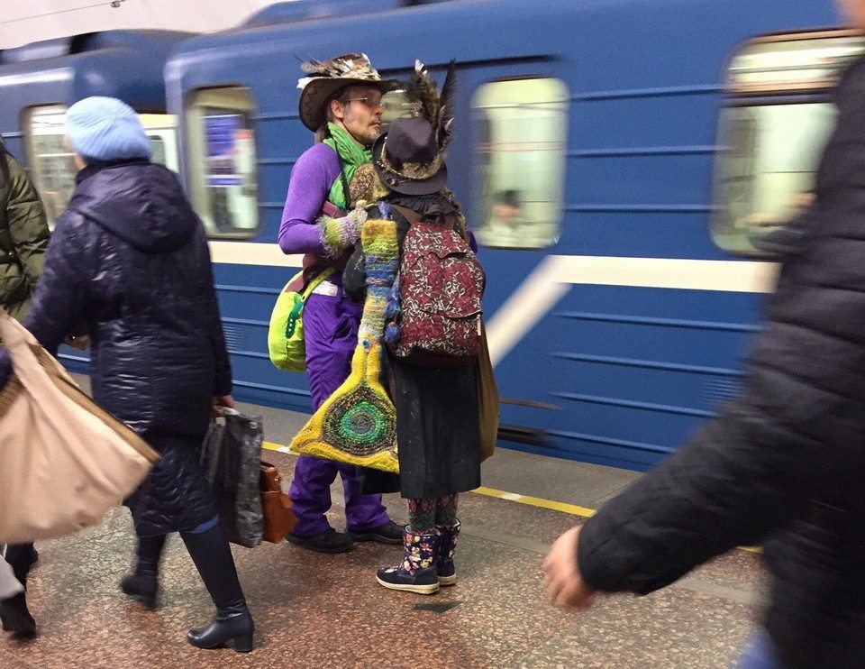 Метро развлечение. Люди в метро фото. Модницы в метро. Смешные фото из метро.