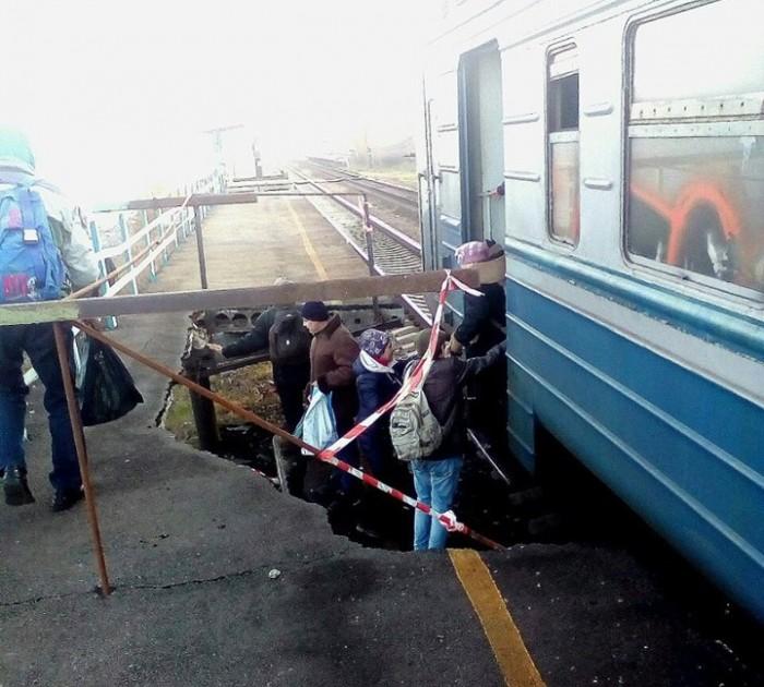 Полный провал - пассажиры под Запорожьем вынуждены осуществлять посадку в вагоны из ямы на платформе