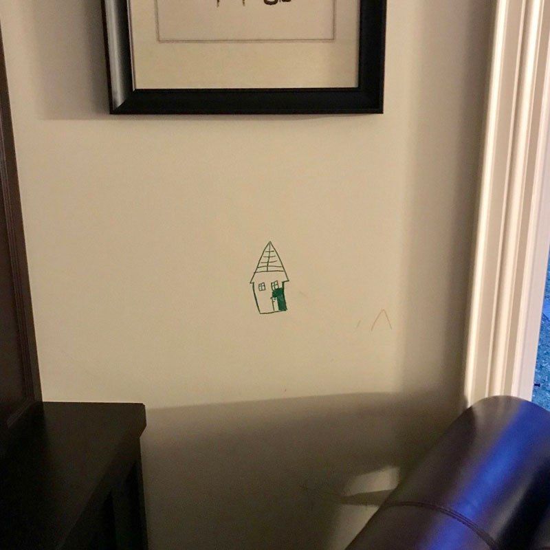Родители с юмором подошли к рисунку маленького сына на стене