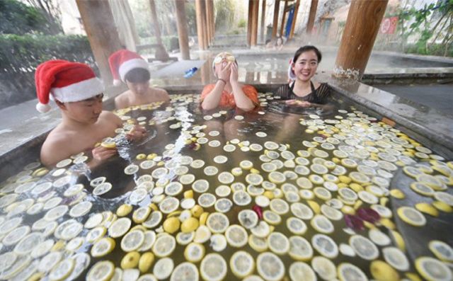 В Китае пользуются популярностью ванны с необычным наполнением 