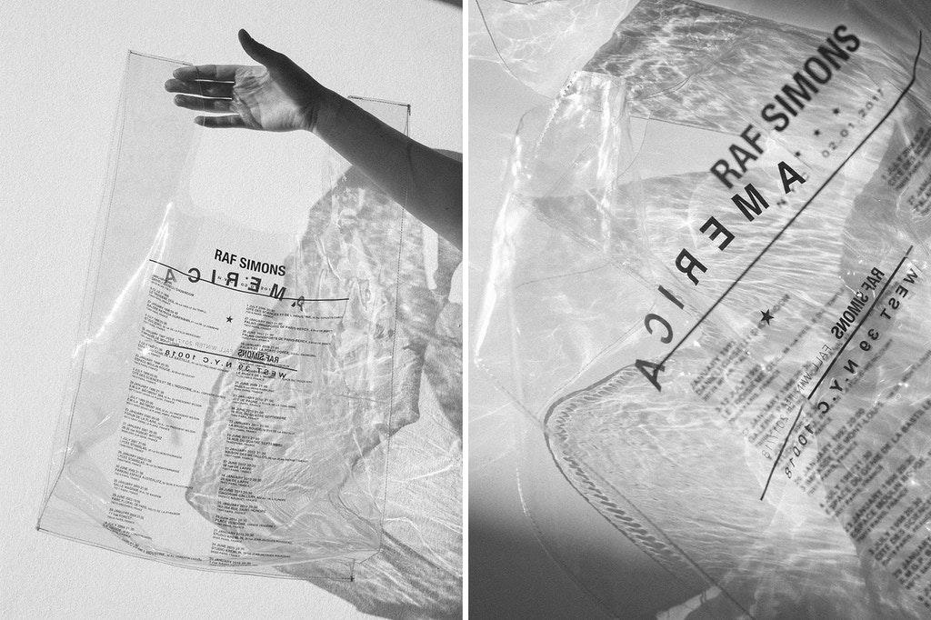 Дизайнерский пластиковый пакет-майка от Раф Симонса продается за 200 евро