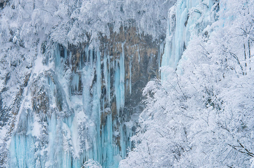 Замерзшие водопады Хорватии: круговая панорама в разрешении 8K