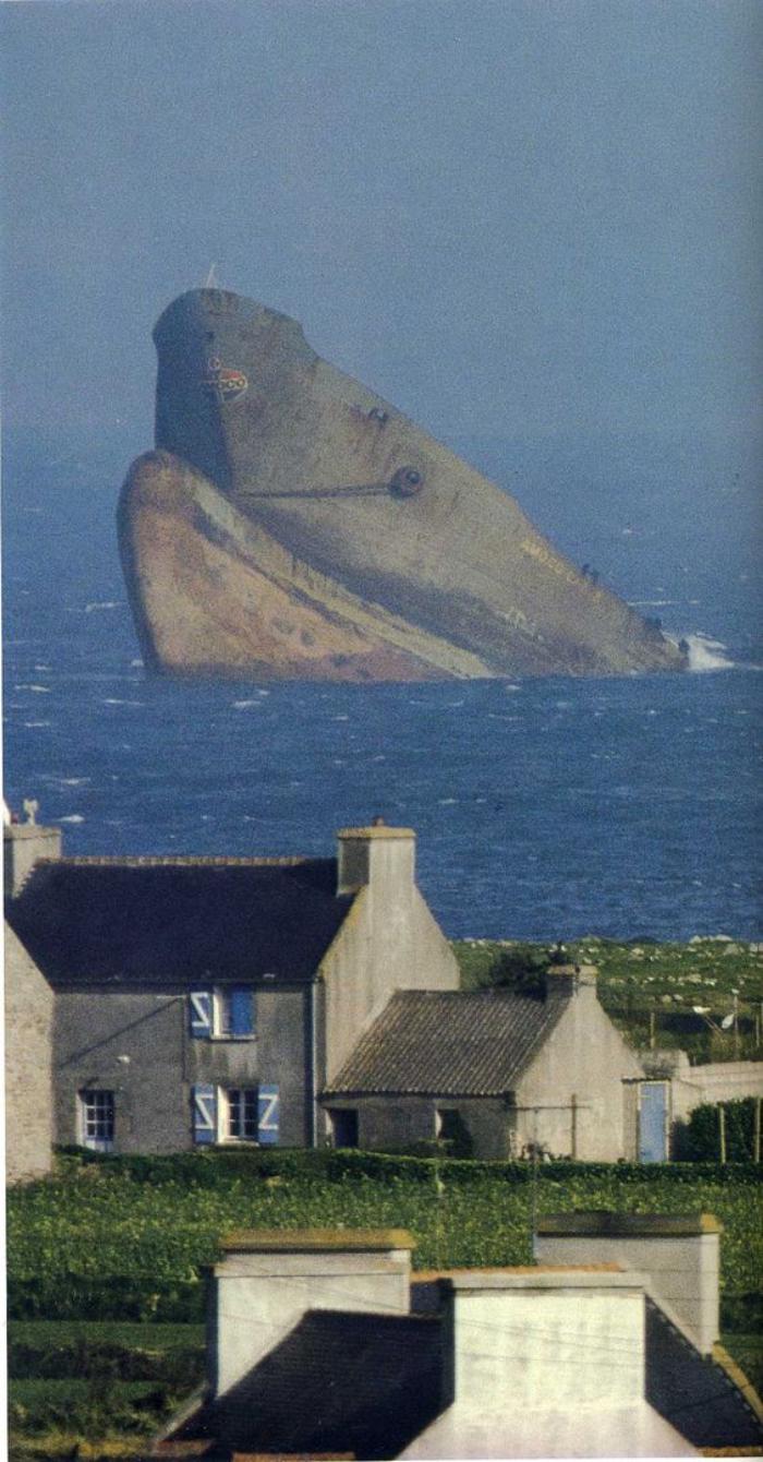 Нефтеналивной танкер "Amoco Cadiz" у берега Бретани, 16 марта 1978 года, Франция