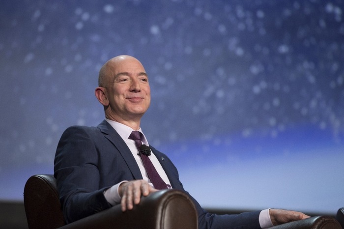 Основатель Amazon Джефф Безос стал самым богатым человеком за всю историю