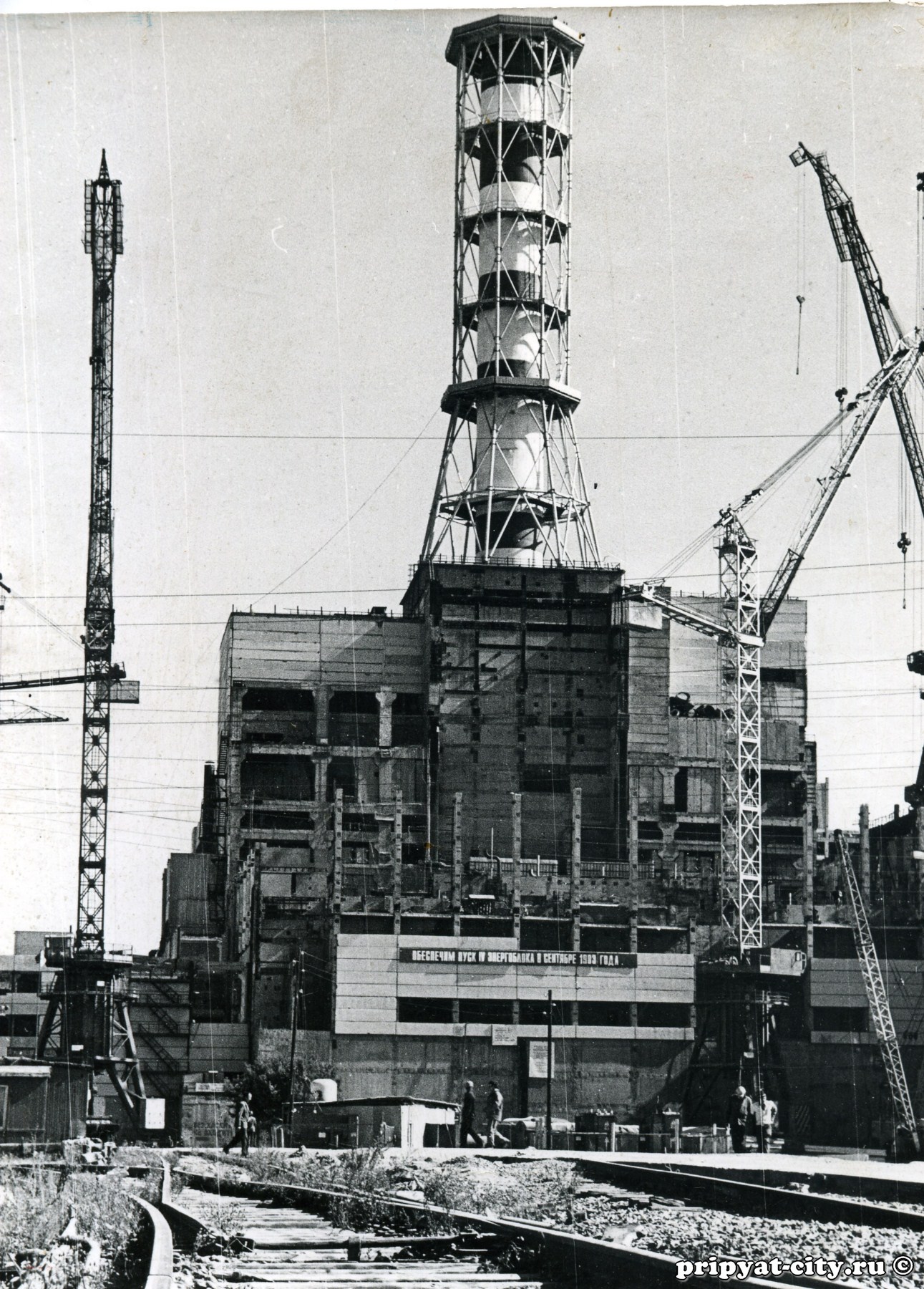 Строительство саркофага над аварийным четвертым энергоблоком ЧАЭС, 1986 год, Киевская область, Припять