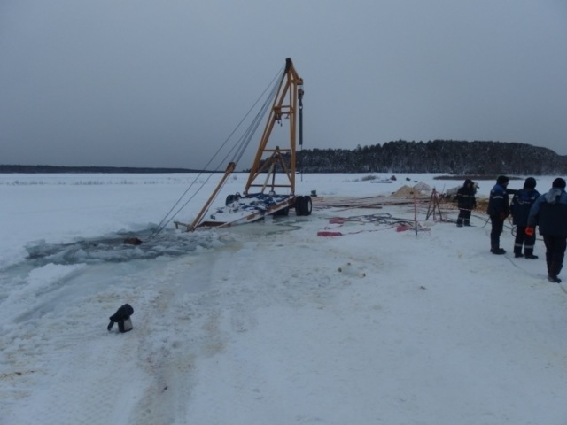 В Иркутске под лёд провалился трактор, который вытаскивал автокран, который вытаскивал бензовоз
