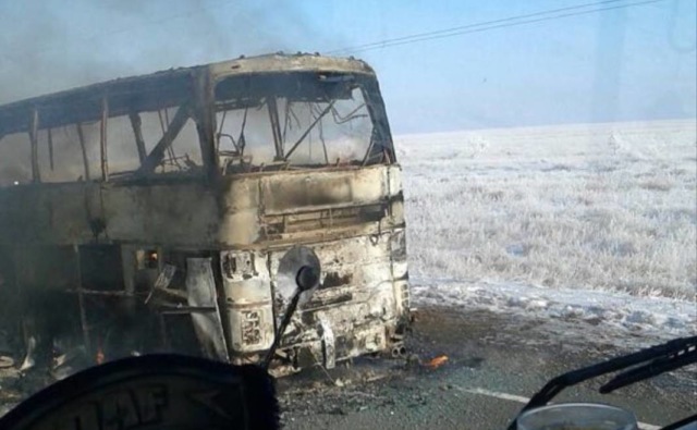 При пожаре в пассажирском автобусе в Казахстане погибли 52 человека