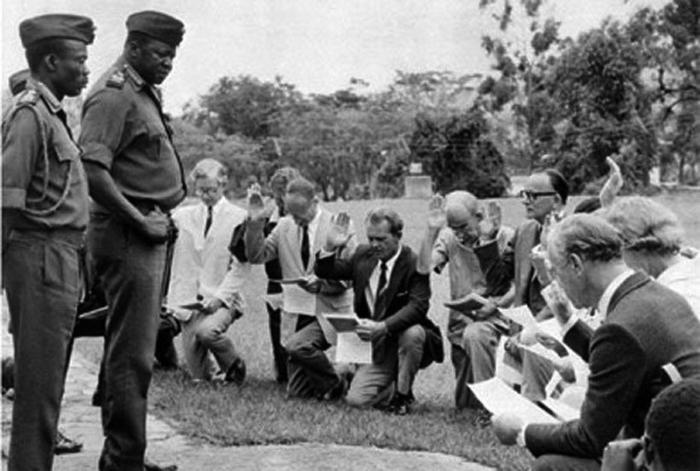 Белые бизнесмены присягают диктатору Уганды Иди Амину, 1975 год, Уганда