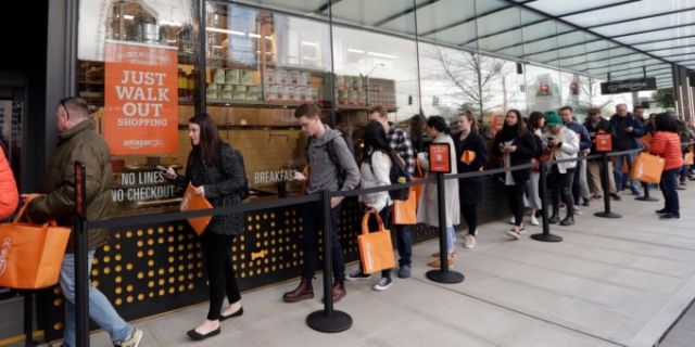 Автоматический магазин Amazon Go, в котором не должно быть очередей, столкнулся с ними в день открытия