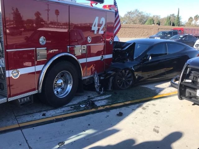 Двигавшийся на автопилоте электромобиль Tesla врезался в пожарную машину