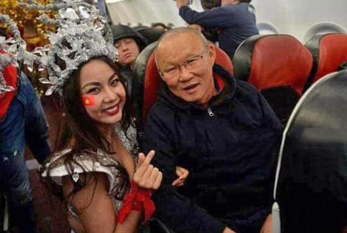 Вьетнамского авиаперевозчика раскритиковали за "развратное" поздравление футболистов
