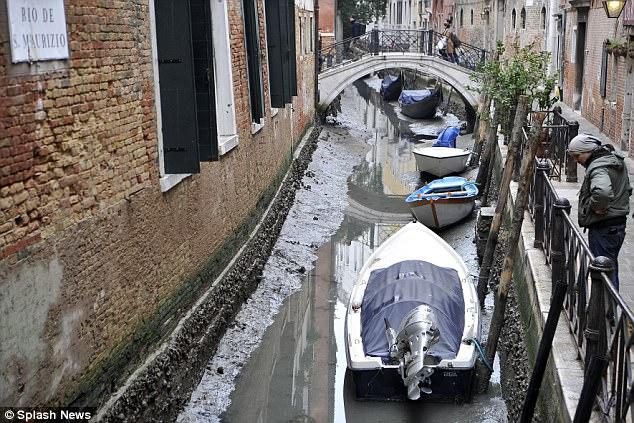 В Венеции третий год пересыхают каналы