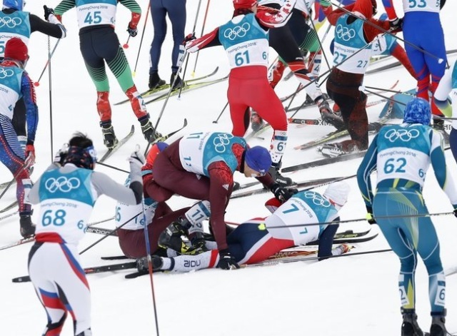 Норвежский лыжник упал в начале гонки и сломал палку, но всё равно взял золото Олимпиады