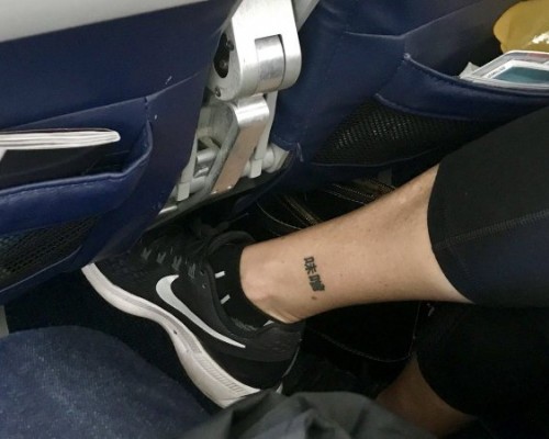 Татуировка иероглиф «СУП МИСО» насмешила пассажира самолета