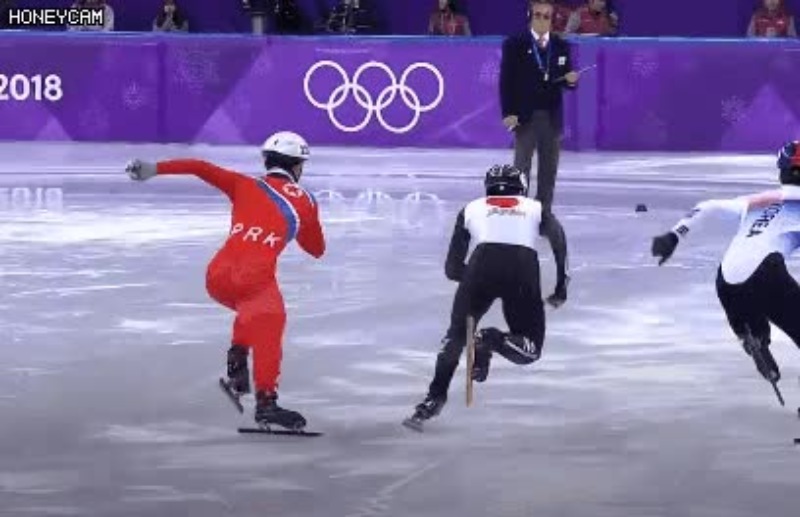 Конькобежец из КНДР упал во время забега и попытался свалить японского конкурента