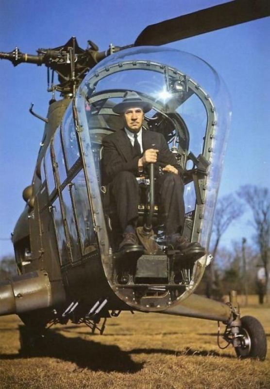 Игорь Иванович Сикорский в кабине вертолета Sikorsky H–5, 1945 год, США