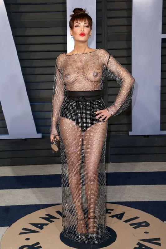 Певица Блеона Керети сверкает блестками и грудью на вечеринке «Оскара»