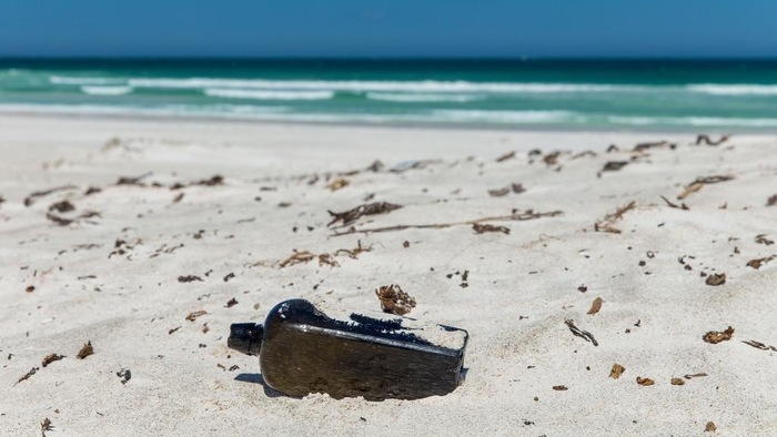 Австралийская пара нашла старейшее в мире послание в бутылке — из 1886 года