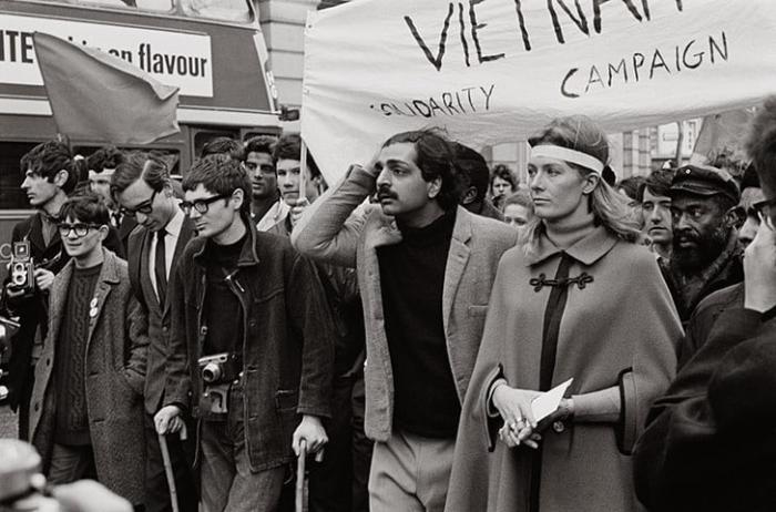 Стивен Хокинг, Тарик Али и Ванесса Редгрейв, демонстрация против войны во Вьетнаме, 1968 год, Лондон