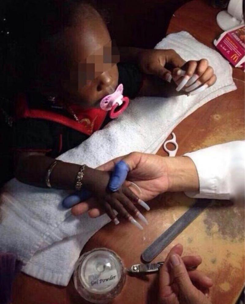 Мама из гетто с пеленок приучает свою дочку к ухоженным ногтям