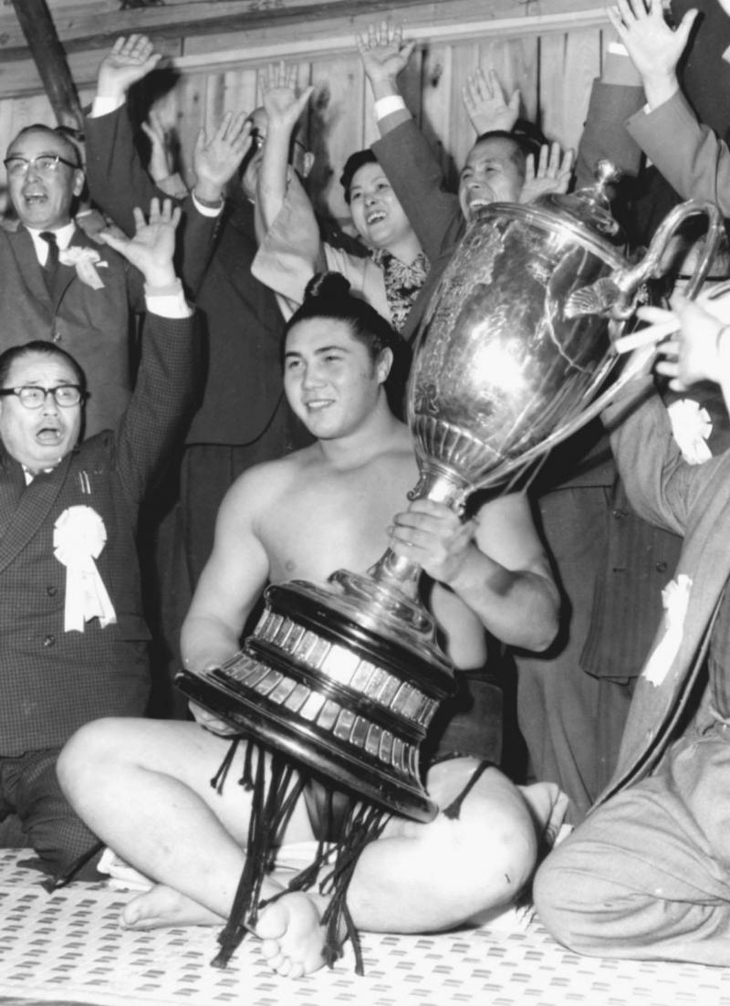 Тайхо Коки, он же Иван Борышко, после выигрыша Императорского кубка, 1960 год, Япония