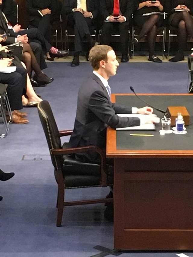 Фото: Марк Цукерберг во время слушания в Конгрессе