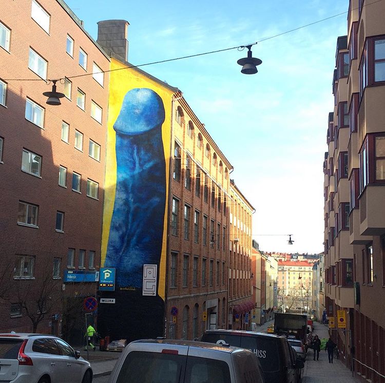 В центре Стокгольма стену дома украсил гигантский синий пенис