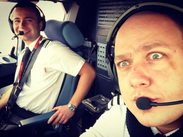 Британский пилот лишился работы из-за забавных фото и видео во время полета