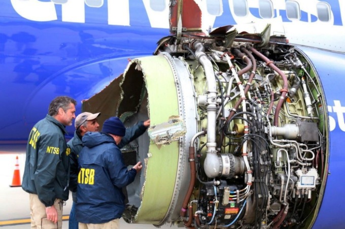 В США у Boeing 737 взорвался двигатель, осколки попали в салон. Самолёт посадила пилот, служившая в ВМС